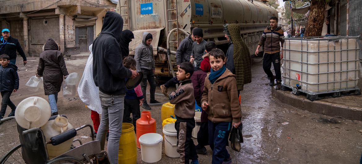 Families collect water at a distribution point in Aleppo City, northwest Syria. (file) Families collect water at a distribution point in Aleppo City, northwest Syria. (file)